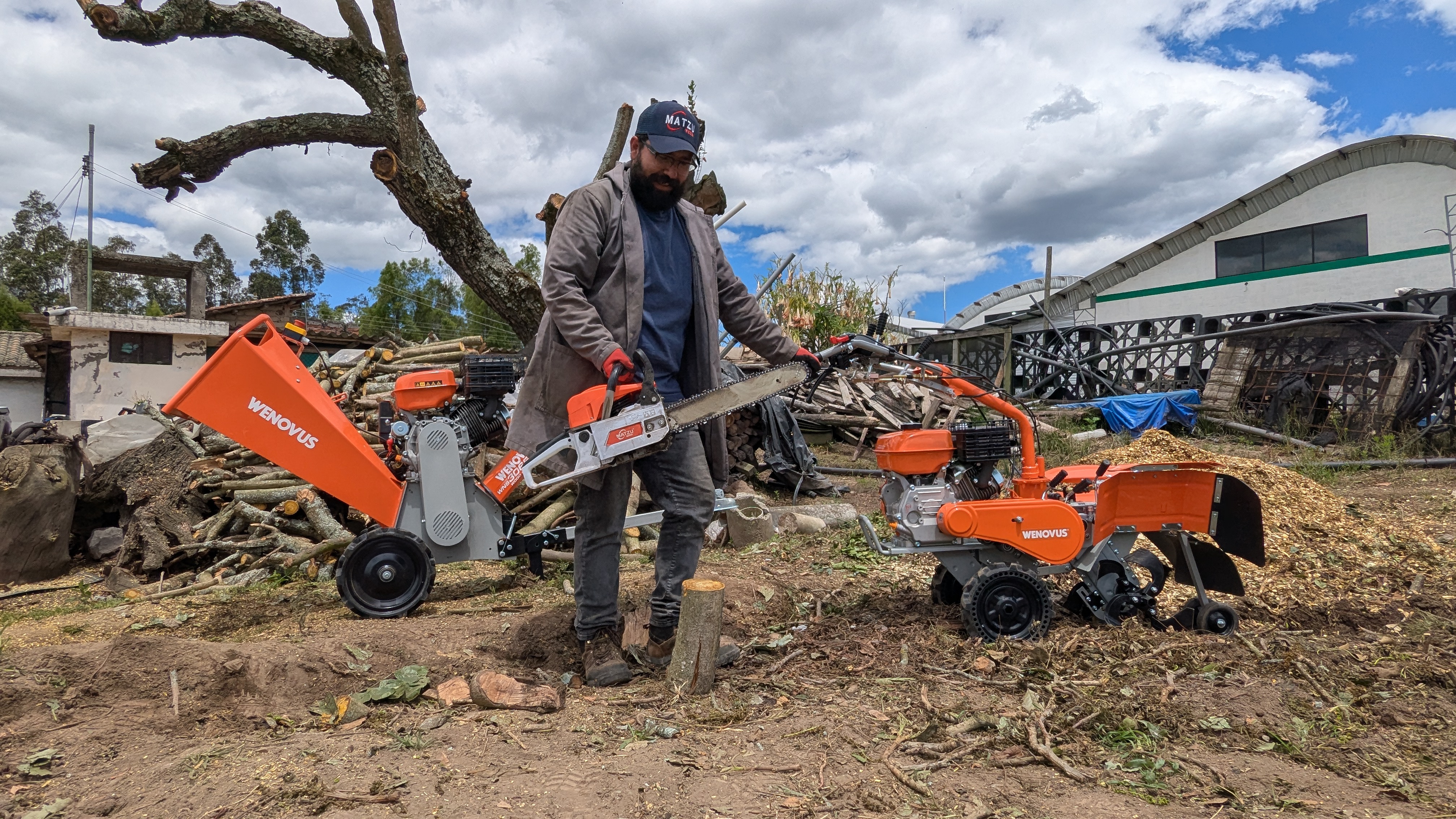 Hombre con motosierra cortando madera en campo